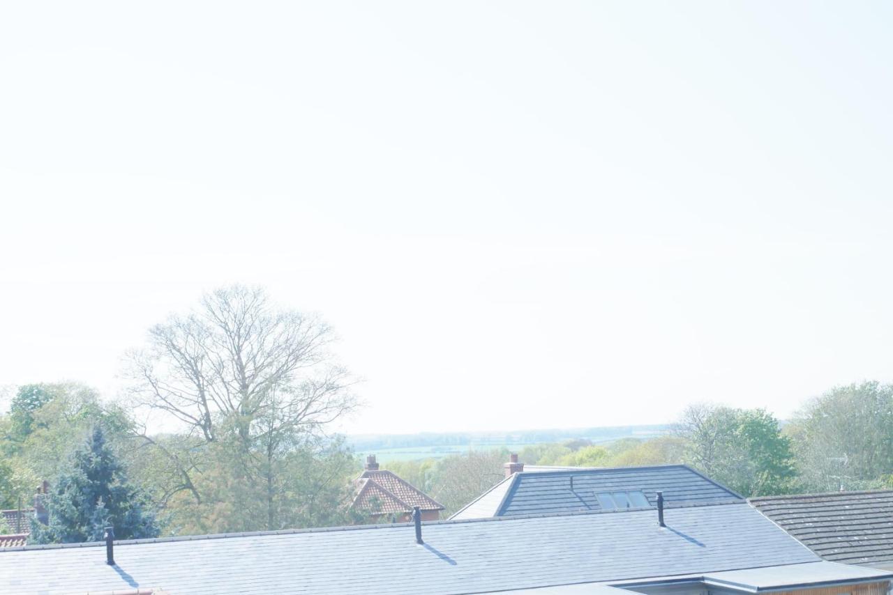 Sunset View, 2 Bedrooms In The Heart Of Holt With Parking 外观 照片