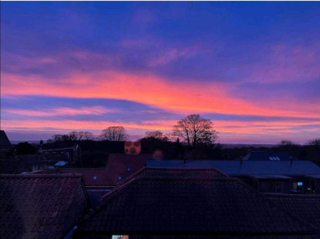 Sunset View, 2 Bedrooms In The Heart Of Holt With Parking 外观 照片